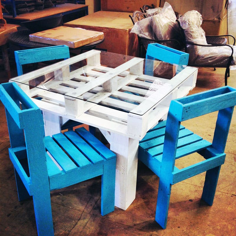 Create an Entire Dining Set from Recycled Pallets