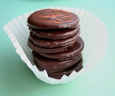 low carb, sugar and gluten-free keto thin mints recipe 