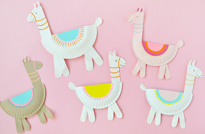 Paper plates decorated to looks like an adorable llamas