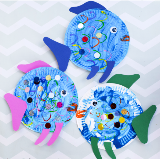 PAPER PLATE FISH CRAFT INSPIRED BY THE RAINBOW FISH