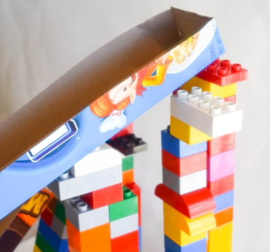 Rampas de caixas de cereais em cima de Legos para atividades práticas de STEM