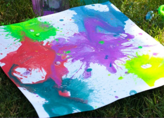 Uma placa de ferrovia com pinturas explodidas, uma atividade STEM de verão