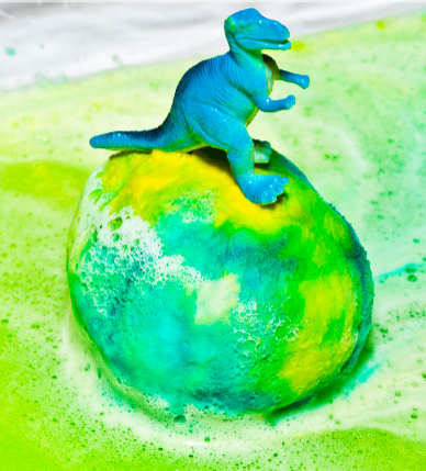 Um dinossauro em cima de um ovo de dinossauro coberto com bicarbonato de sódio colorido