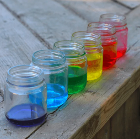 Água em uma jarra de cores diferentes, como um arco-íris