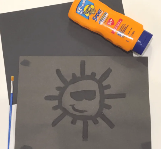 Uma pintura de protetor solar de um sol com um rosto sorridente e óculos de sol