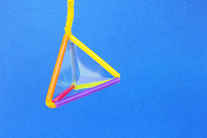 Varinha em forma de bolha da pirâmide feita de canudos coloridos