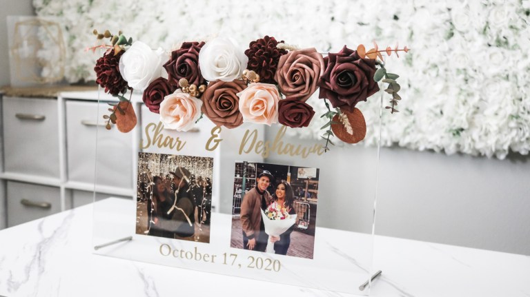 Lindo cartaz de casamento em acrílico com o nome e as fotos dos noivos e a data do casamento
