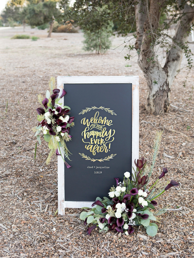 Placa de casamento faça você mesmo: Bem-vindo ao nosso feliz para sempre Chad + Jacqueline 3.18.19 com arranjo de flores
