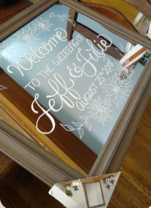 Sinal de casamento no espelho de boas-vindas com o texto Bem-vindo ao casamento de Jeff e Julie, 25 de agosto de 2018