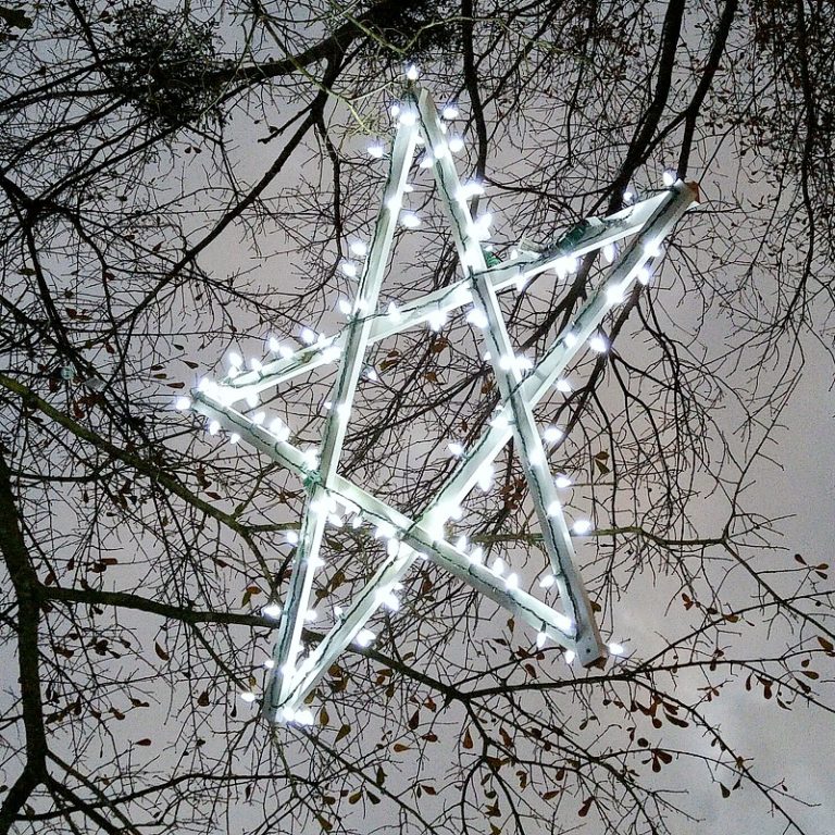 DIY OUTDOOR WOODEN LIGHTED STARS Bright Christmas Decor