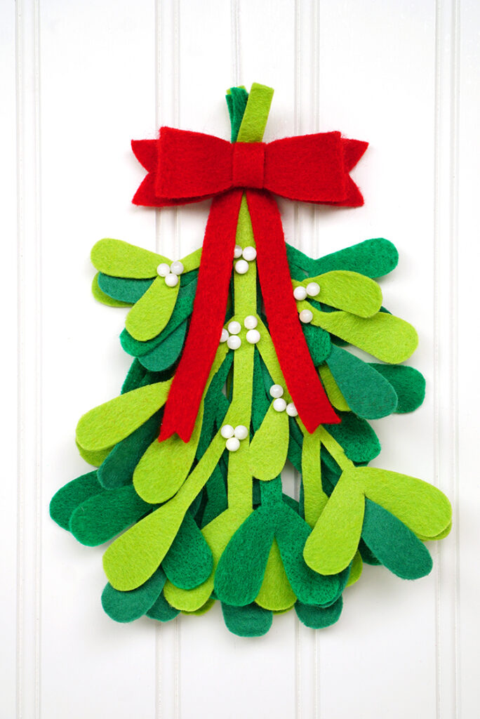 Home » Craft » DIY Christmas Decorations: Felt Mistletoe DIY Christmas Decorations