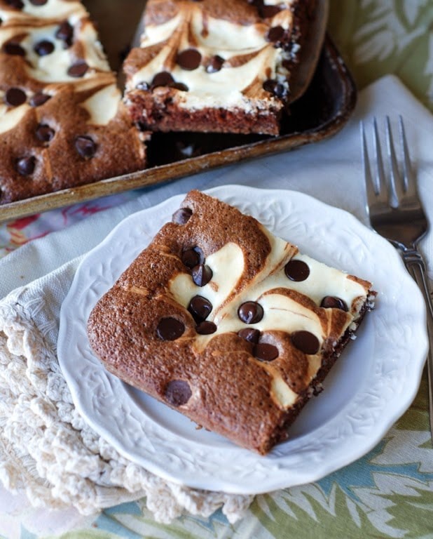 Easy and delicious marble squares sprinkled with chocolate chips