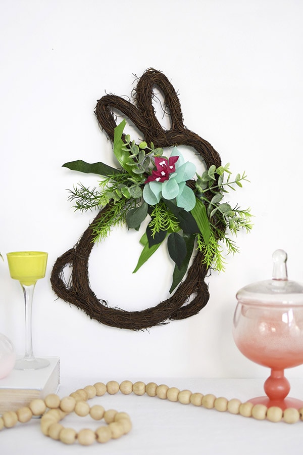 festive DIY Easter Grapevine Bunny Wreath home wall decor craft for Spring