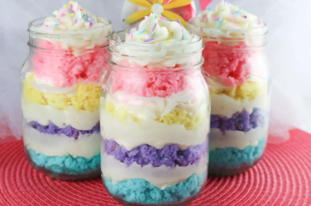 SPRINGTIME CUPCAKE IN A JAR delicious Easter dessert recipe