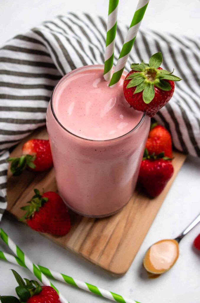 STRAWBERRY PEANUT BUTTER SMOOTHIE 5 minute simple snack or breakfast