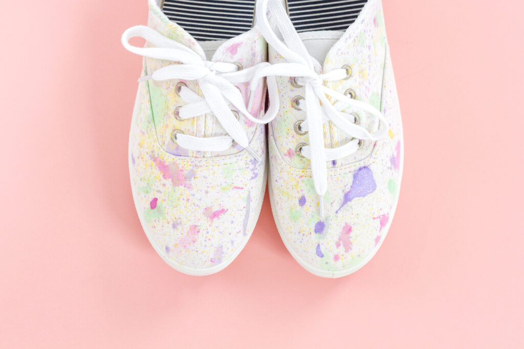 ADORABLE DIY ABSTRACT PAINT SPLATTER SHOES