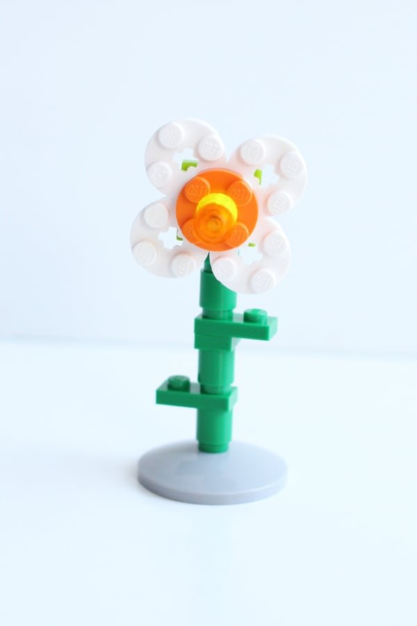 FUN AND SIMPLE SIMPLE LEGO FLOWER CRAFT 