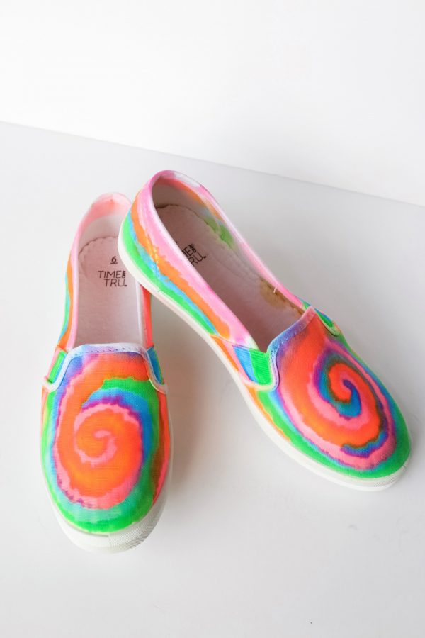 TIE DYE SHOES WITH SHARPIES FOR KIDS AND TEENS
