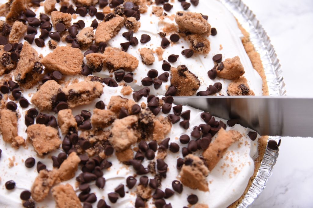 Simple and Delicious No Bake Chocolate Chip Cookie Pie Recipe for Friends and Family