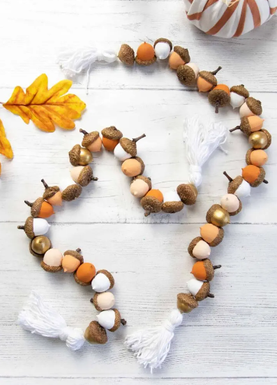 Beautiful nature-made acorn garland for Fall