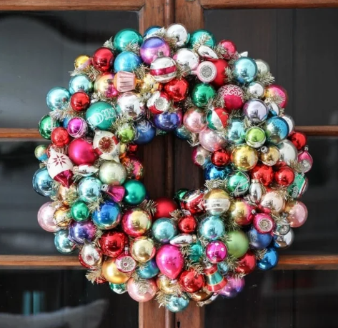 colorful and kitschy looking vintage Christmas Ornament Wreath